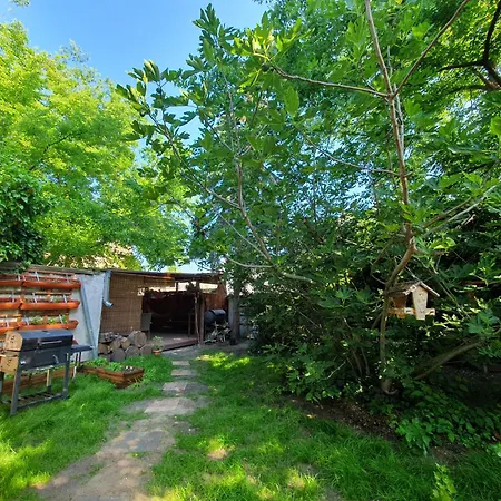 Inner Garden Apartment *